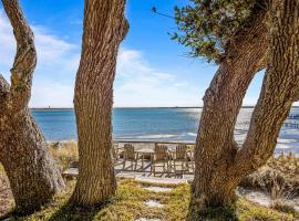 Three dog-friendly, waterfront cottages with full kitchens & private beach, Hotel in Morehead City