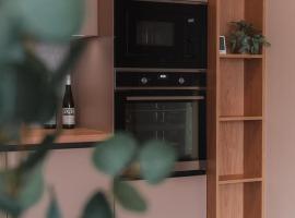 Exkluzívny apartmán v parku so záhradou a garážovým parkovaním: Trnava şehrinde bir otel