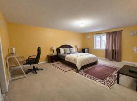 Brampton में, होटल Private & Spacious En-suite with Jacuzzi, Walk-In Closet, & 4 Bath access! Brampton Shared Home with Full Kitchen, WiFi, Laundry & Backyard Deck! Near Mount Pleasant GO, Ideal for Work Trips, Long Stays & Solo Travelers!