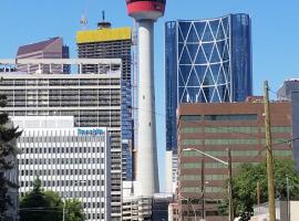SkyHaven Urban Condo near YYC Airport, Hotel in Calgary