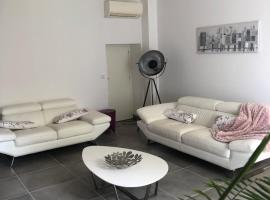 Maison village entre pau et lourdes – hotel w mieście Boeil-Bezing