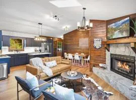 The Stargazer luxury cabin, hot tub, Mountain Views, pet friendly and peaceful!