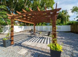Cozy bungalow with Luxe Yard, Firepit, Pergola Area, hotel a Tampa