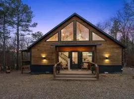 Cozy Broken Bow Hot Tub BBQ Ping Pong