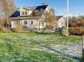 Beautiful Home In Gräddö With Wifi