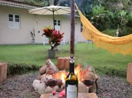 Casa Aconchegante com amplo jardim e fogo de chão