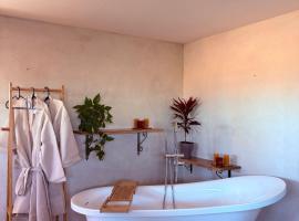 מים במדבר, Hotel in Tsukim