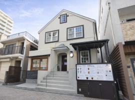 IZA Enoshima Guest House, хостел в Фуджисава