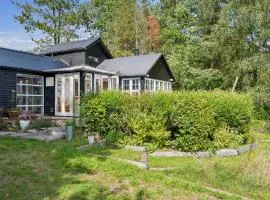 Well-Located Cottage Offering Peace, Nature And Spacious Outdoor Areas