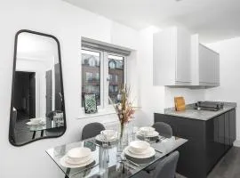 Modern Spacious 1Bed with Allocated Parking, Fast Wi-Fi, Private Garden, and Fast Access to Train and Bus Stations