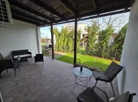 Apartman Jelena with Private Garden & BBQ