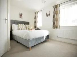 Gregor Place four Bedroom House in calne with Private Parking, perfect for teams or families staying in the area, Long stays welcome