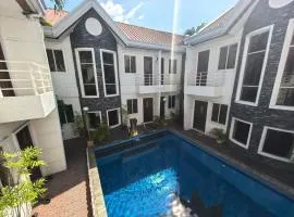 Urban Oasis Near Clark Poolside Living for Groups