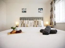 Gregor House By N And N Stays Modern four Bedroom House in Calne with Private Parking, perfect for teams or families staying in the area, Long stays welcome