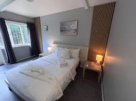 u3-Funky Unit with PrivateEntry QuietCentre NewAC New Smart TV