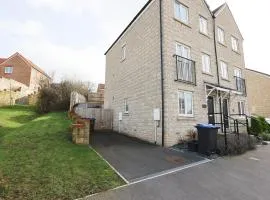 Gregor Place By N And N Stays Modern four Bedroom House in Calne with Private Parking, perfect for teams or families staying in the area, Long stays welcome