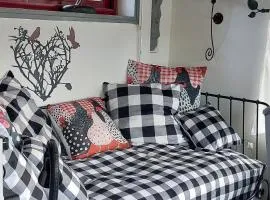 Gîte le GRAND VOYEUX, indépendant de plain pied, STUDIO cosy, avec mezzanine, jardin - Recevant maximum 2 adultes et 2 enfants