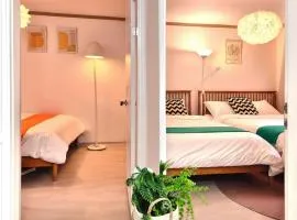 Hongdae, 3 Rooms 4 Beds,1st Floor, Airport Bus 5 Minutes, Newly Renovated, Hotel-Level Bedding, Thorough Disinfection