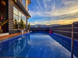 EMPYREAN STAY ll G0DFATHER VILLA ll 4BHK ll AC ll LARGEST POOL ll MINI PUB ll, hotel a Lonavala
