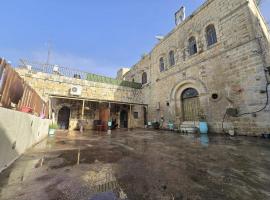 Al qasr, מלון במשאבי שדה