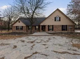 Oakwood Oasis- 1,4 Acres of Tranquility home