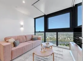 Queen’s Wharf Modern 2BR Apt Pool, Free Parking