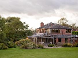 Open plan country home ideal for restful getaways, hotel u gradu Vuster