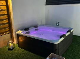 Lelo Sunset Spa, Romantic Garden Apartment with Private Jacuzzi, Hotel in Zadar