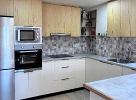 Mas la Fàbrica Rural Home, hotel a les Planes d'Hostoles