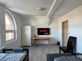 Helle 2 Etagen Wohnung, möbliert & zentral