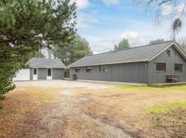 8 person holiday home in Blåvand, hotel i Ho