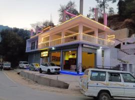 Woodstone Homestay & Pahadi Swad Cafe, hotel en Chachyot