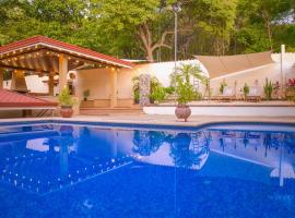 Walk to Beach - Hot Tub - Pool - Comfort & Space, hotel a Coco