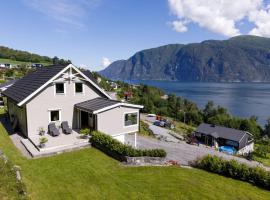 Stranda four bedroom house with fjord views, hotel u gradu Stranda