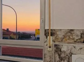 Schlafen an der Donau, zentral nahe Legoland und Stadtmitte, Flussblick - Perfekt für Familien, Geschäftstreffen, Monteure und weiteres