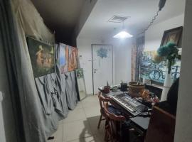 יחידה עצמאית בתוך דירה - רמת גן, Hotel in Ramat Gan