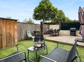 Appartement Avec Grande Terrasse Proche du Centre, Hotel in Meyzieu