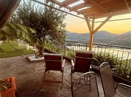 LA TERRAZZA appartamento di vacanza, Hotel in Collina d'Oro