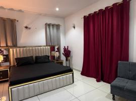 Luxurious Home DHA, sumarb&uacute;sta&eth;ur &iacute; Karachi