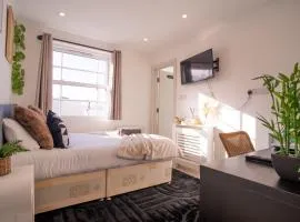 Snug studio near Gatwick