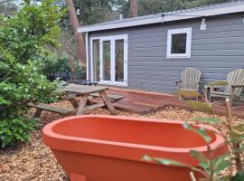 Viesnīca Lodge LØUA - Luxe Boshuisje met verwarmd Buitenbad pilsētā Nunspēta