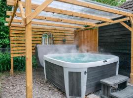 New Forest Cottage with Hot Tub, Fireplace and Private Garden, хотел, който приема домашни любимци, в Cadnam