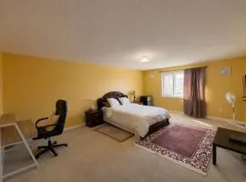 Private & Spacious Primary Suite with Jacuzzi, Walk-In Closet, & 4 Bath access! Brampton Shared Home with Full Kitchen, WiFi, Laundry & Backyard Deck! Near Mount Pleasant GO, Ideal for Work Trips, Long Stays & Solo Travelers!