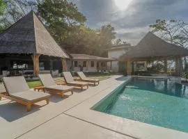 Cara Cara - Luxury Beachfront Villa with Private Pool