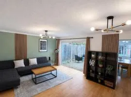 Daisy House- Sleeps 7- Driveway Parking, Contractors, Fast Wifi and Smart TV