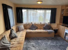 Space for 8 by the beach with pools and entertainment, khách sạn ở Leysdown-on-Sea