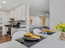 3 Bed 2 Bath Easthill Home in Bartlett with Fenced Yard, Hotel in Bartlett