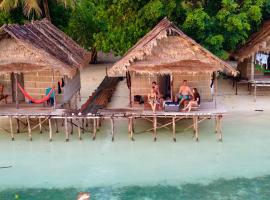 Coco Huts Guest House, hotel i Waisai