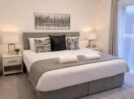 4 Bed House , Sleeps 9 , Smart TV , Games Machine , Pool Table & Xbox , Free Parking , Ideal For Contractors & Families