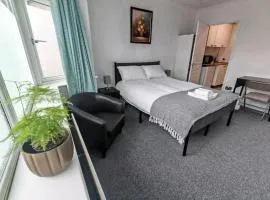 Lilac Studio - Self Contained One-Bed Studio Flat